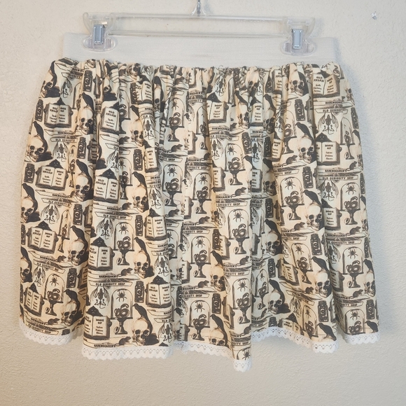 Old Curiosity Shop Print Mini Skirt Handmade Medium (5323) - Picture 2 of 3
